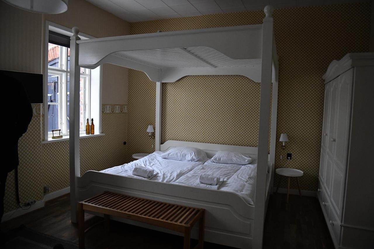 リーベ Den Gamle Arrest Bed & Breakfast エクステリア 写真