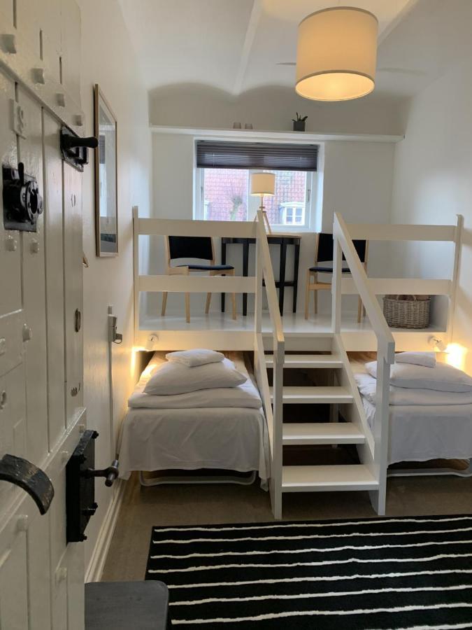 リーベ Den Gamle Arrest Bed & Breakfast エクステリア 写真